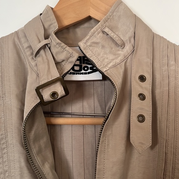 Beautiful Jacket - Picture 2 of 4